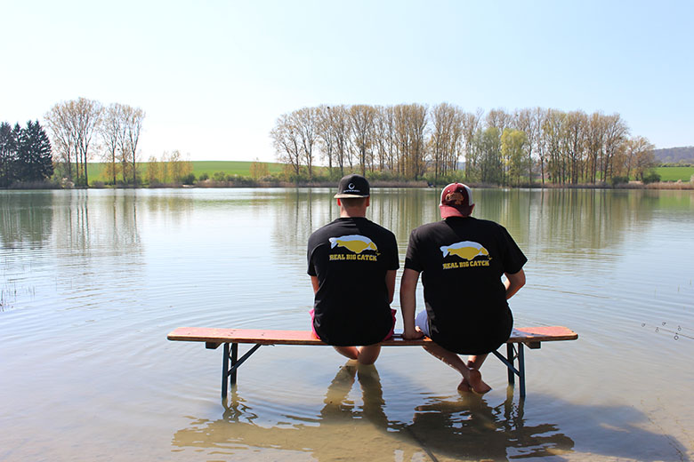 SBS Taktikbesprechung im Wasser bei strahlendem Sonnenschein